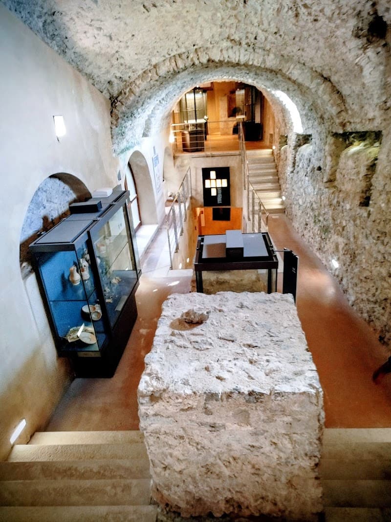 Museo delle ceramiche del castello medievale di Arechi